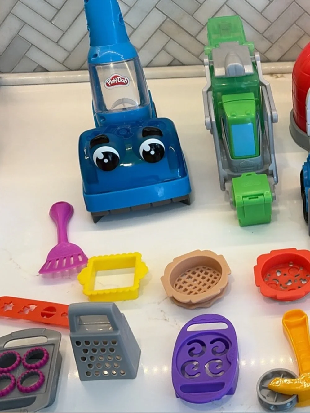 Play doh vacuum, pizza maker and recycling truck lot